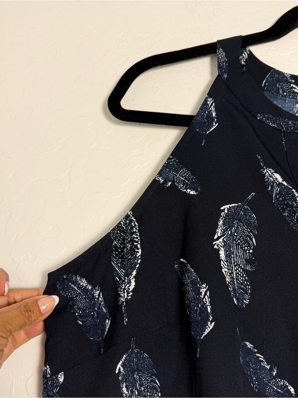 Banana Republic Women's Large Halter Top Navy Feather Print Sleeveless V-Neck - Picture 7 of 9